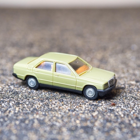 Herpa Mercedes 190E Modellauto in schilfgrün – Maßstab 1:87 – Perfektes Sammlerstück für Mercedes Fans und Modellauto-Liebhaber H0 1/87