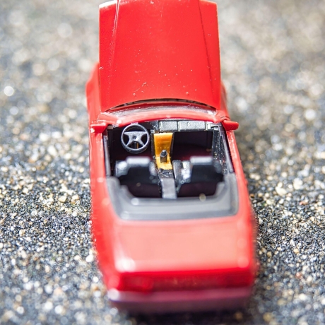 Herpa Mercedes 500SL Cabrio R129 Modellauto in rot; Haube öffnet Hardtop – Maßstab 1:87 – für Mercedes Fans und Modellauto-Liebhaber H0 1/87