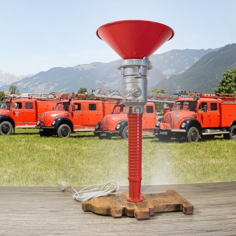 Kleinserie: Original Feuerwehr Spritze, Strahlrohr als Tischlampe, E27 Fassung, Euro Stecker, Schnurzwischenschalter, handgefertigter Fuß