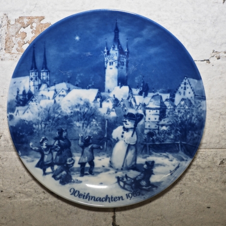 Weihnachtsteller - 1985: Weihnachtsabend in Bad Wimpfen - von Berlin Design - blaues Porzellan - begrenzte Auflage - Made in West Germany 8F
