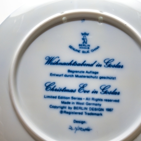 Weihnachtsteller - 1987: Weihnachtsabend in Goslar - Berlin Design - blaues Porzellan - begrenzte Auflage - Made in West Germany - (8C3)
