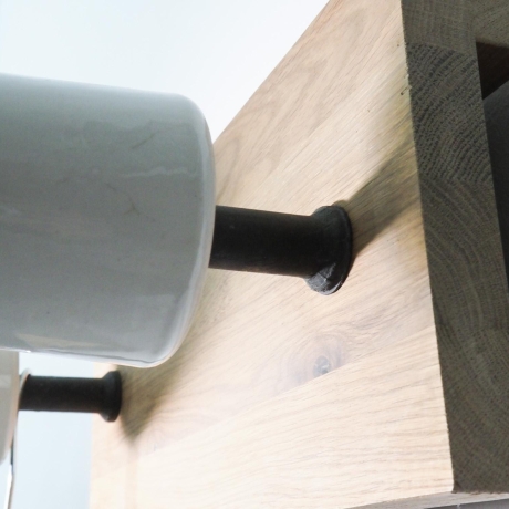 Stilvolle Garderobe aus Hochspannungs-Isolatoren und wiederverwertetem Eichenbrett mit extra stabiler Aufhängung, dank Stabilit Schiene (6E)
