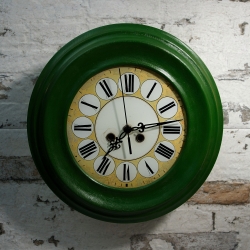 Wanduhr grün, Historismus - Ende des 19. Jahrhunderts - restauriert und mit Funkuhrwerk ausgestattet, Alter : 130 - 150 Jahre, Zertifikat