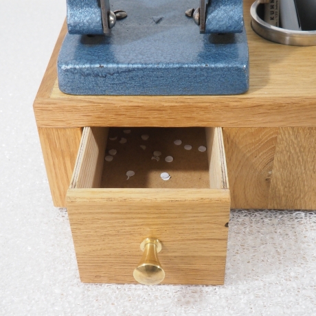 Organizer-Station : Locher, Tacker, Stifthalter, Schubladen  (8C)
