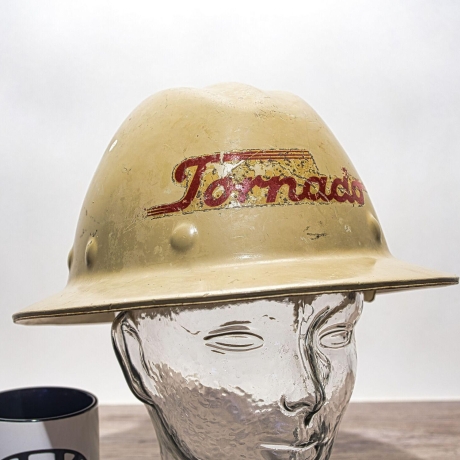 Ein Stück amerikanischer Geschichte: Vintage Sicherheitshelm Tornado aus den frühen USA.  Geschenk für Handwerker und Sicherheitsexperten.
