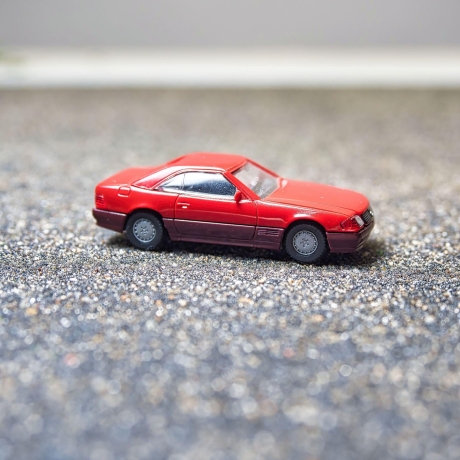 Herpa Mercedes 500SL Cabrio R129 Modellauto in rot; Haube öffnet Hardtop – Maßstab 1:87 – für Mercedes Fans und Modellauto-Liebhaber H0 1/87