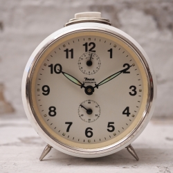 Wecker aus Jugoslawien, Hersteller Insa, seltenes Fundstück in gutem Zustand. Geht genau, Gehäuse gut