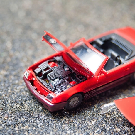 Herpa Mercedes 500SL Cabrio R129 Modellauto in rot; Haube öffnet Hardtop – Maßstab 1:87 – für Mercedes Fans und Modellauto-Liebhaber H0 1/87