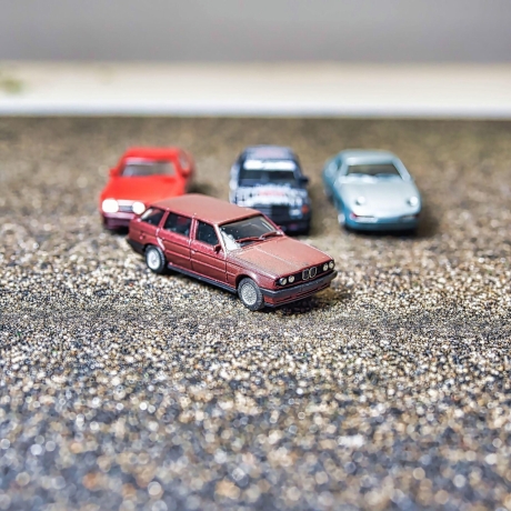 Herpa BMW 3er Touring (E30/5) Modellauto in rot – Maßstab 1:87 – Perfektes Sammlerstück für BMW-Fans und Modellauto-Liebhaber H0 1/87