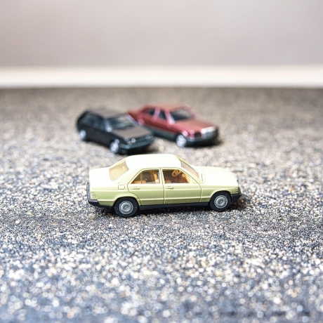 Herpa Mercedes 190E Modellauto in schilfgrün – Maßstab 1:87 – Perfektes Sammlerstück für Mercedes Fans und Modellauto-Liebhaber H0 1/87