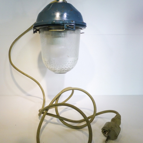 Ukraine Spende: Russische Fabrik oder Bunkerlampe, einfach,  gebaut 1990, neu verkabelt und moderne LED Leuchte verbaut, TOP Zustand