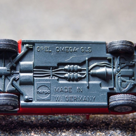 Herpa Opel Omega GLS Feuerwehr in rot, Zustand gut – Maßstab 1:87 – Perfektes Sammlerstück für Opel Fans und Modellbahn-Liebhaber H0 1/87