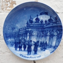 Weihnachtsteller - 1997: Weihnachtskonzert vor Schloß Sanssouci, Berlin Design - blaues Porzellan -begrenzte Auflage - Made in Germany (8E3)