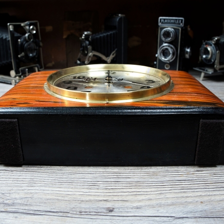 Küchenuhr, Tischuhr mit naturfreundlichem Palisanderfurnier und Funkuhrwerk DCF-77 aufbereitet, persönlich signiert, Einzelstück Zertifikat