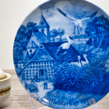 Sammelteller Muttertag: 1977 Storchenfamilie - Berlin Design - blaues Porzellan  - Made in West Germany - 19,5 cm - 8B3 - TOP Zustand