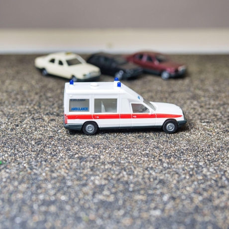 Herpa Mercedes-Benz Miesen Bonna 124L KTW - Ambulance Nr. 4065/2 – Maßstab 1:87 – für Mercedes Fans, Ärzte und Modellauto-Liebhaber H0 1/87