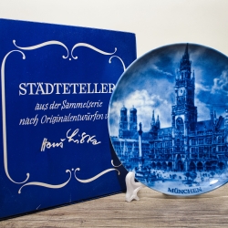 Sammelteller, Städteteller: München (Marienplatz) - Berlin Design - blaues Porzellan  - Made in Germany - mit Karton - 8C2 - TOP Zustand