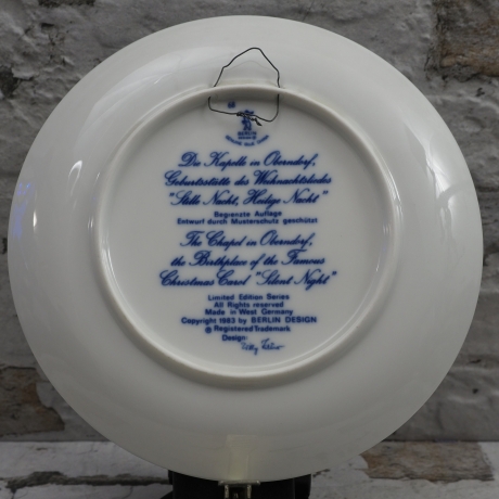 Weihnachtsteller - 1983: Die Kapelle in Oberndorf - von Berlin Design - blaues Porzellan - begrenzte Auflage - Made in West Germany - (8E3)