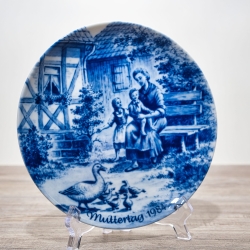 Sammelteller Muttertag: 1984 Mütterliche Fürsorge - Berlin Design - blaues Porzellan  - Made in West Germany - 19,5 cm - 8B3 - TOP Zustand