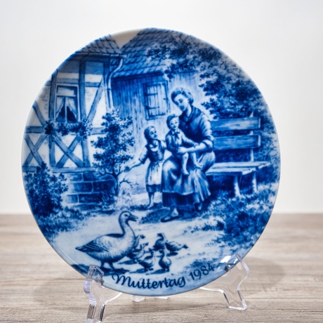Sammelteller Muttertag: 1984 Mütterliche Fürsorge - Berlin Design - blaues Porzellan  - Made in West Germany - 19,5 cm - 8B3 - TOP Zustand