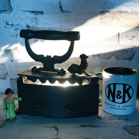 Einzelstück: Das leuchtende Bügeleisen - Upcycling Umbau zur Lampe mit Schalter, E14 Fassung  - inklusive Echtheitszertifikat (LP H1)