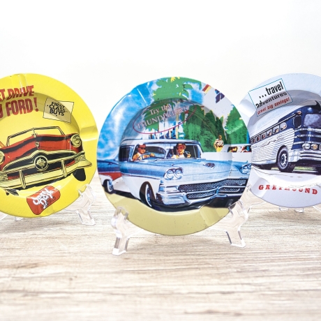 3er Set Blech Aschenbecher, vermutlich 1970er Jahre, 50er Jahre US Werbung (Ford, Genral Motors, Greyhound Bus)  - 9C3
