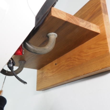 Stilvolle Garderobe aus Hochspannungs-Isolatoren und wiederverwertetem Eichenbrett mit extra stabiler Aufhängung, dank Stabilit Schiene (2F)