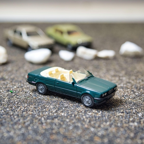 Herpa BMW 3er Cabrio (E30) Modellauto in grün/türkis – Maßstab 1:87 – Sammlerstück mit Mängeln für BMW-Fans und Modellauto-Liebhaber H0 1/87
