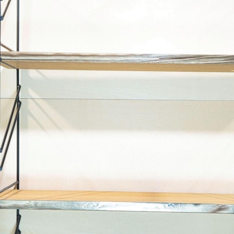 String Regal, Nuten Variante (Lübke, Vitsoe), vollständig restauriert, schwarze Leitern, 4 Böden inklusive. HxBxT 108cm x 60cm x 24cm