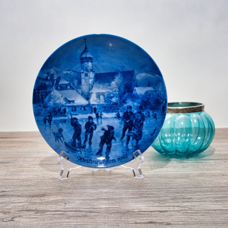 Weihnachtsteller - 1982: Weihnachtsabend in Wasserburg - Berlin Design - blaues Porzellan - begrenzte Auflage - Made in West Germany - (8C3)