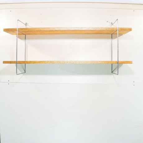 String Regal, Nuten Variante (Lübke, Vitsoe), vollständig restauriert, metallische Leitern, 2 Böden inklusive. HxBxT 40cm x 90cm x 20cm