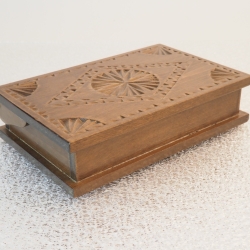 Holzkasten, Schmuckkassette mit feinen Schnitzereien (6D)