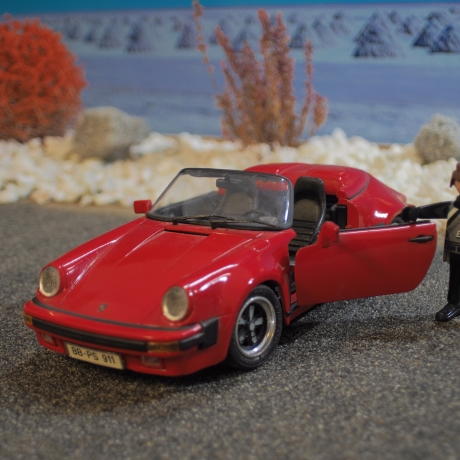 Porsche Speedster Automodell 1/18 ordentlich bespielt, Lackschaden, ideal zu Zugabe zu unserem Rettungswagen