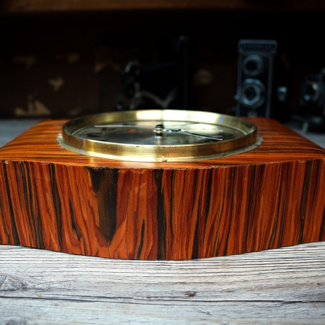 Küchenuhr, Tischuhr mit naturfreundlichem Palisanderfurnier und Funkuhrwerk DCF-77 aufbereitet, persönlich signiert, Einzelstück Zertifikat