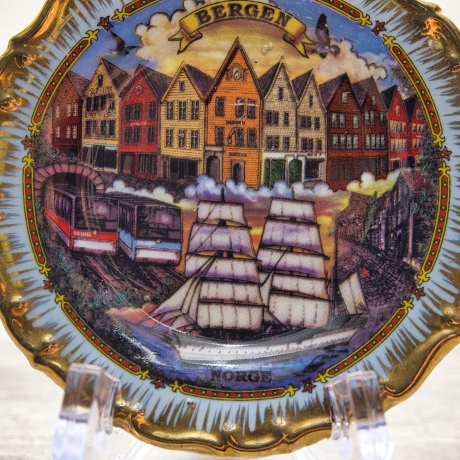 Sammelteller, Städteteller: Bergen - Original Nord Souvenir ©  - 11 cm  - farbenfroher Motivteller - 9B1