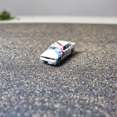 Herpa BMW M3 Original Teile Modellauto in weiß – Maßstab 1:87 – Beschädigtes Modell für spezielle Szenen in H0 Modelleisenbahnen H0 1/87