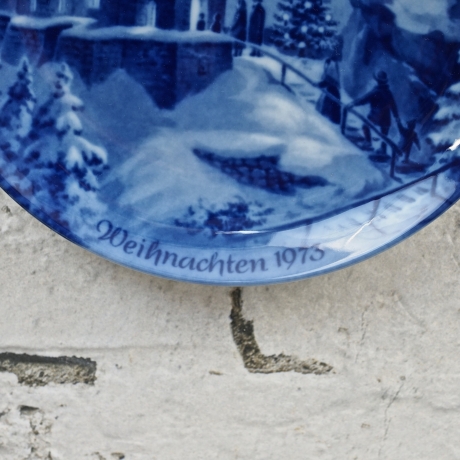 Weihnachtsteller - 1973: Heiligabend am Wendelstein - von Berlin Design - blaues Porzellan - begrenzte Auflage - Made in West Germany (8E3)