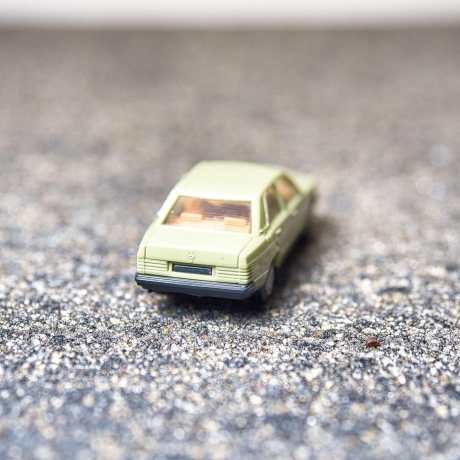 Herpa Mercedes 190E Modellauto in schilfgrün – Maßstab 1:87 – Perfektes Sammlerstück für Mercedes Fans und Modellauto-Liebhaber H0 1/87