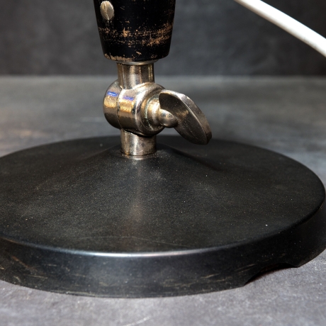 Tischlampe mit Bakelit Fuß (leicht beschädigt) in zeitlosem Mid Century Design, geprüfte Verkabelung, neigbar