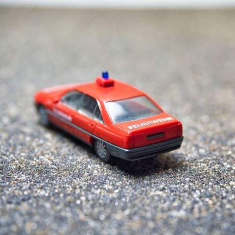 Herpa Opel Omega GLS Feuerwehr in rot, Zustand gut – Maßstab 1:87 – Perfektes Sammlerstück für Opel Fans und Modellbahn-Liebhaber H0 1/87
