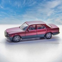 Herpa Mercedes 500SE Modellauto in violett metallic – Maßstab 1:87 – Feines Sammlerstück für Mercedes Fans und Modellauto-Liebhaber H0 1/87