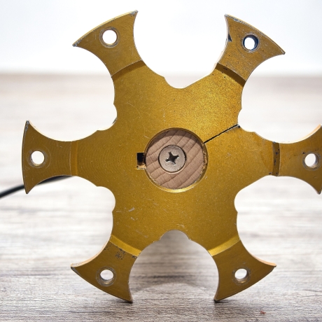 Tischlampe aus einer GoKart Bremsscheibenaufnahme und Resten einer alten Lampe    - Made in Germany  - Unikat mit Zertifikat, für Racefans