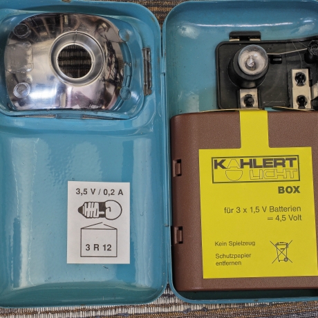 Upcycling, aber Originalzustand : Vintage VARTA Taschenlampe in babyblau, ca. 1960er Jahre (Umrüstung für Akkus)