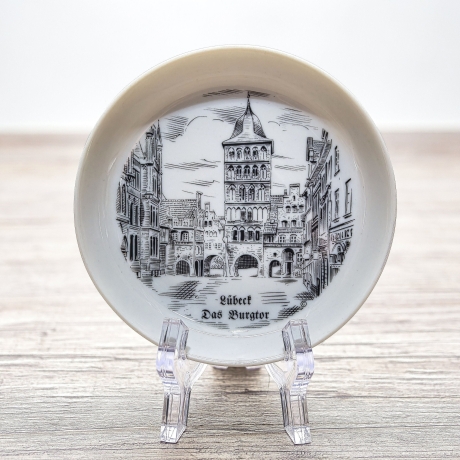 Untersetzer der unbekannten Marke DP Porzella Bavaria -  Städteteller: Lübeck - Das Burgtor  - Made in West Germany - Zustand TOP - 9B1