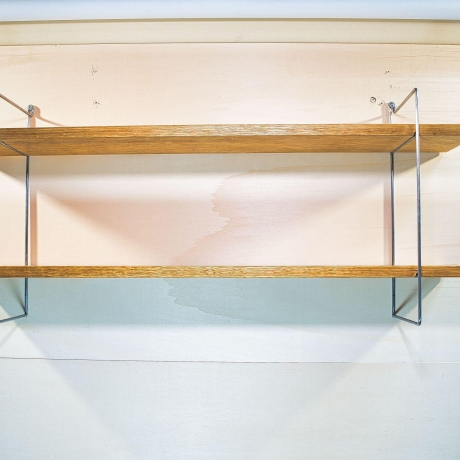 String Regal, Nuten Variante (Lübke, Vitsoe), vollständig restauriert, metallische Leitern, 2 Böden inklusive. HxBxT 40cm x 90cm x 20cm