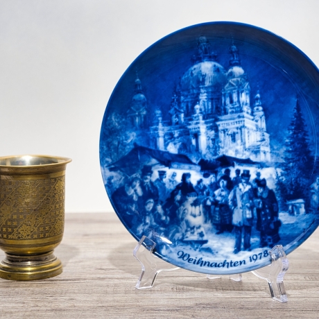 Weihnachtsteller - 1978: Weihnachtsmarkt am Berliner Dom - Berlin Design - blaues Porzellan - begrenzte Auflage - Made in West Germany (8C3)