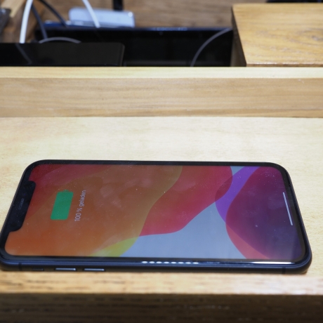 Ladestation für Tablets und Smartphone mit Qi Ladeplatz (3 Tablets plus 4 Smartphones) mit 3 Geheimfächern. Plattenspieler Upcycling