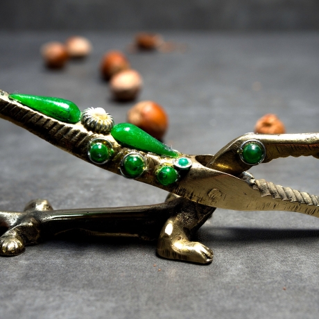 Nussknacker Krokodil aus Messing mit schönen Applikationen im Jugendstil oder Art Deco, von uns liebevoll restauriert.