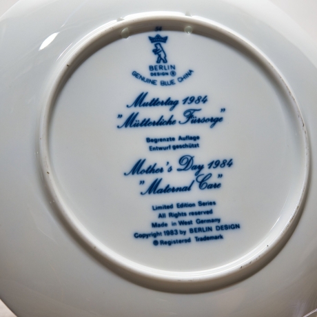 Sammelteller Muttertag: 1984 Mütterliche Fürsorge - Berlin Design - blaues Porzellan  - Made in West Germany - 19,5 cm - 8B3 - TOP Zustand
