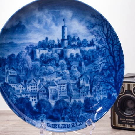 Sammelteller, Städteteller: Bielefeld - Berlin Design - blaues Porzellan  - Made in Germany - 9E2 - TOP Zustand